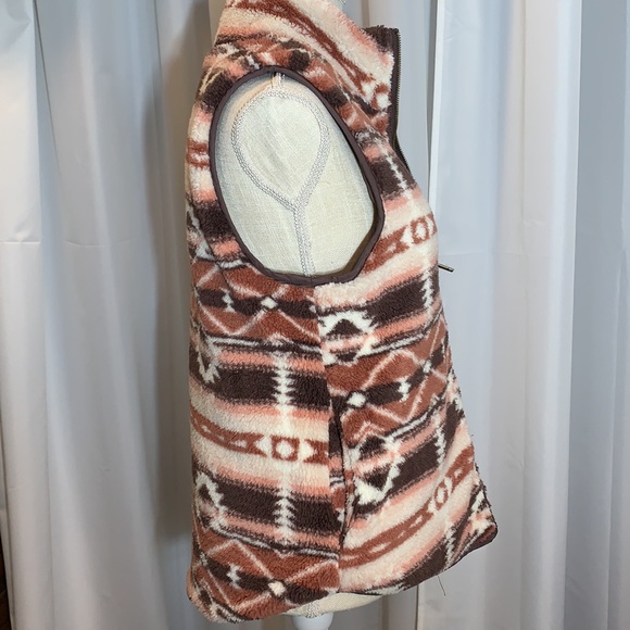 NEW Maurices Reversible Sherpa/Quilted Vest - Picture 8 of 12